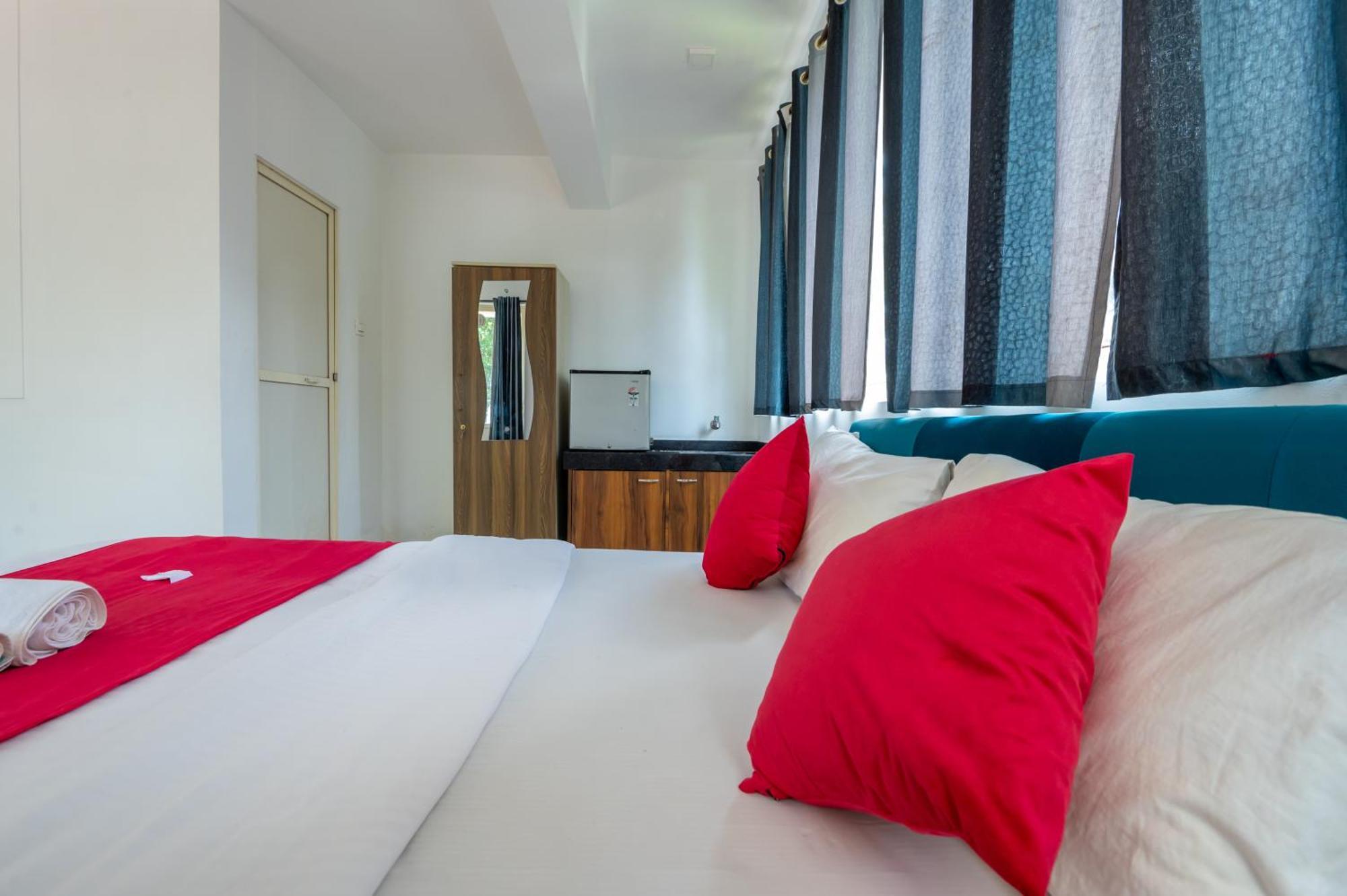 Morjim Sea Waves-Beach Front Hotel Екстер'єр фото