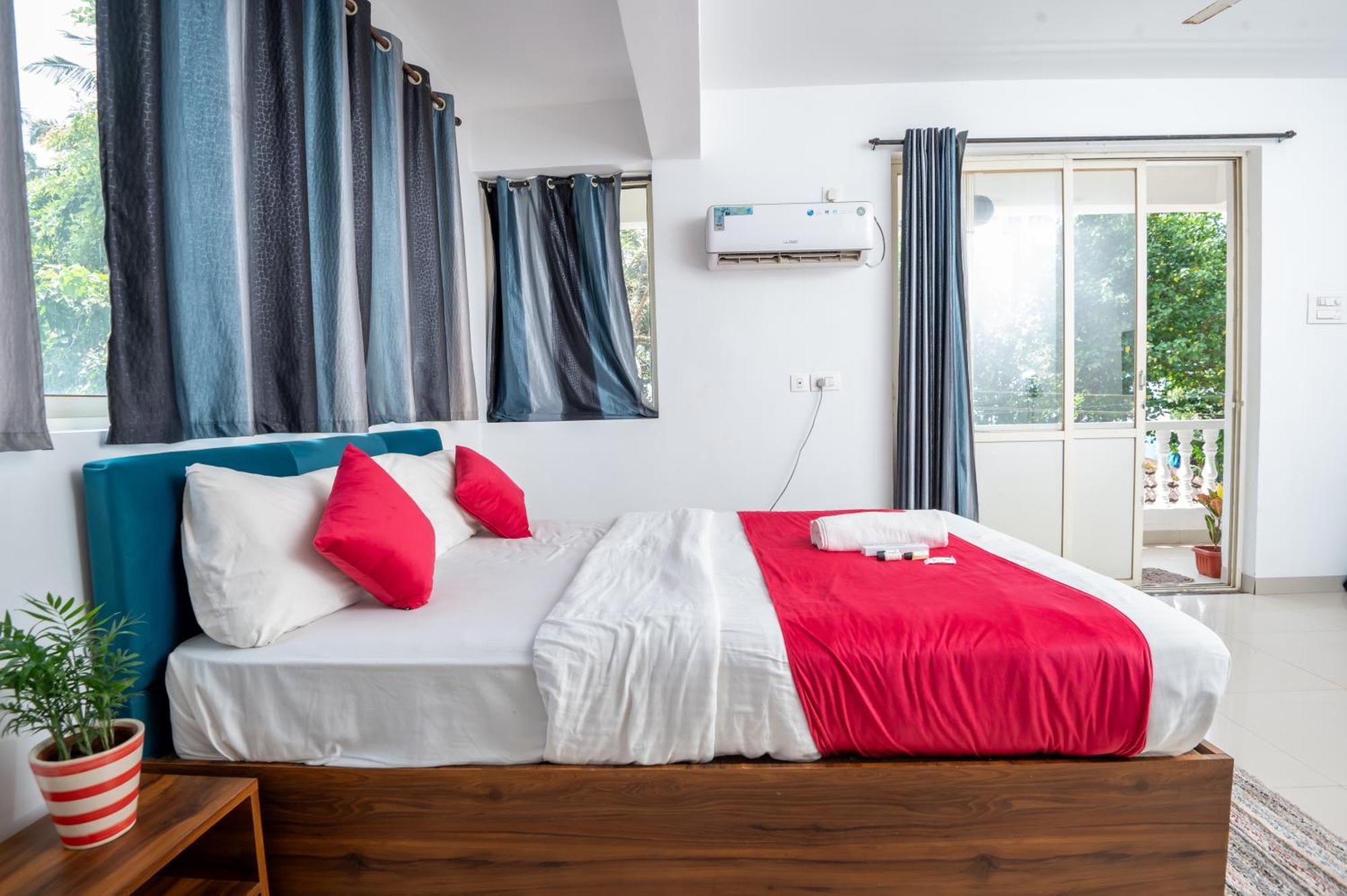 Morjim Sea Waves-Beach Front Hotel Екстер'єр фото