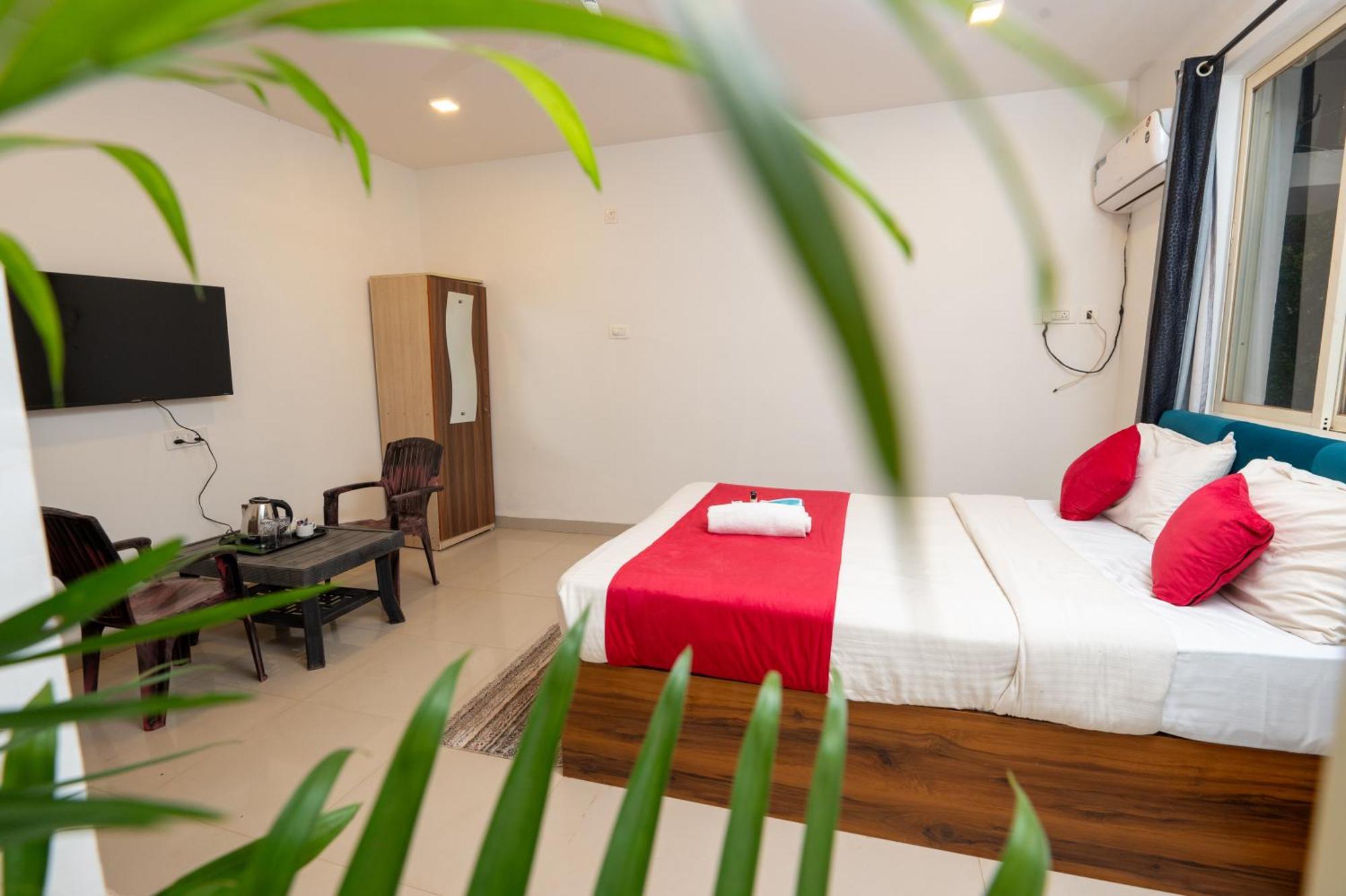 Morjim Sea Waves-Beach Front Hotel Екстер'єр фото