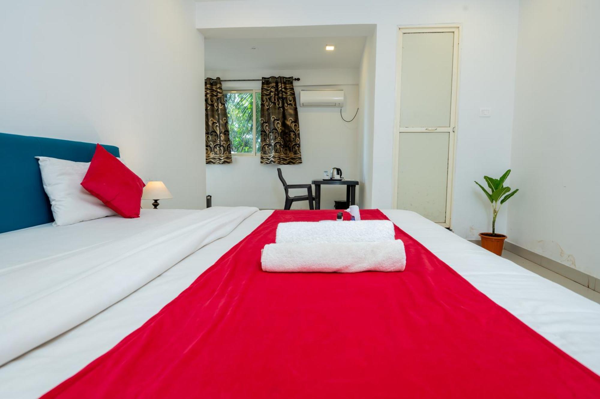 Morjim Sea Waves-Beach Front Hotel Екстер'єр фото