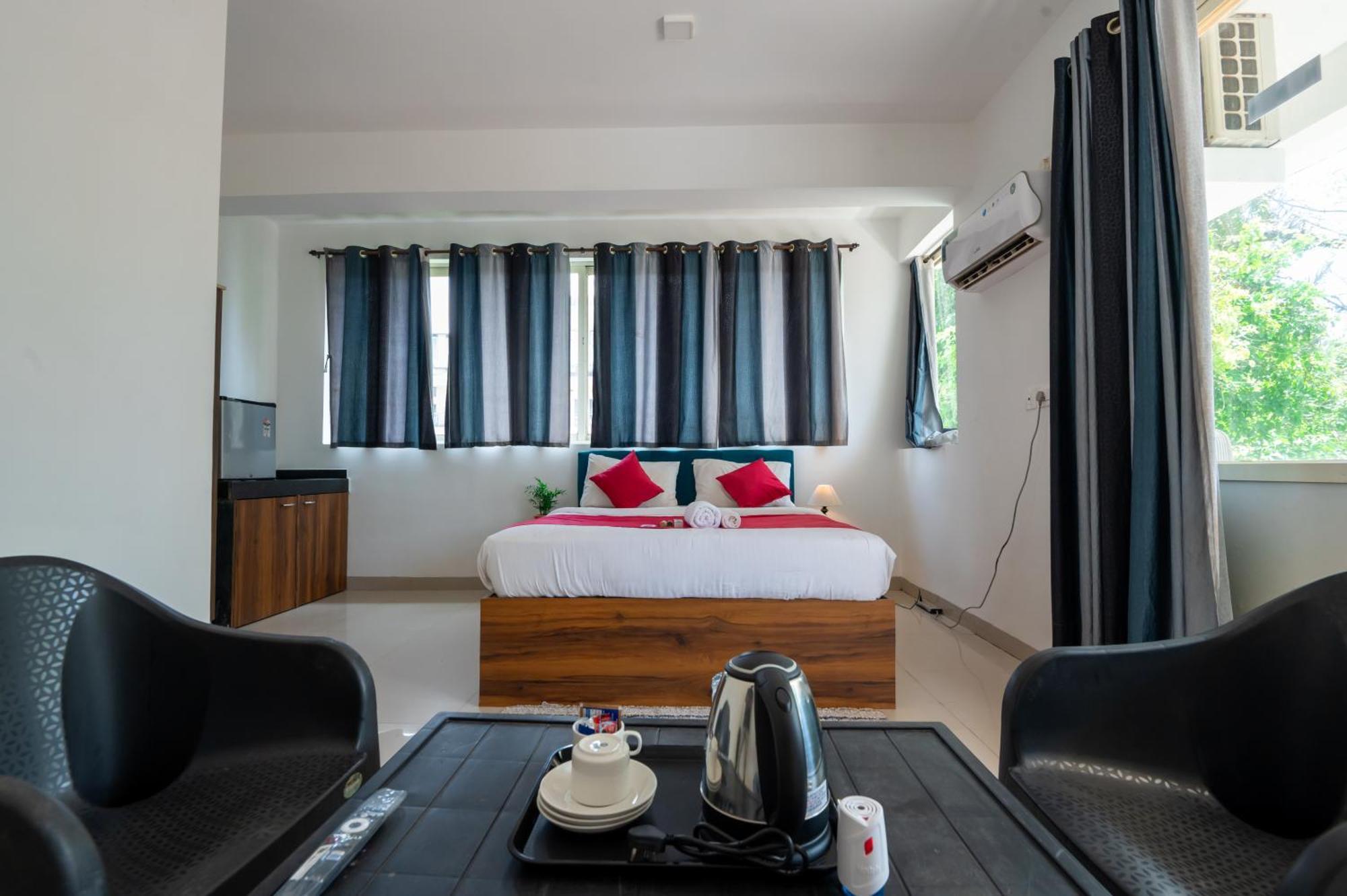 Morjim Sea Waves-Beach Front Hotel Екстер'єр фото