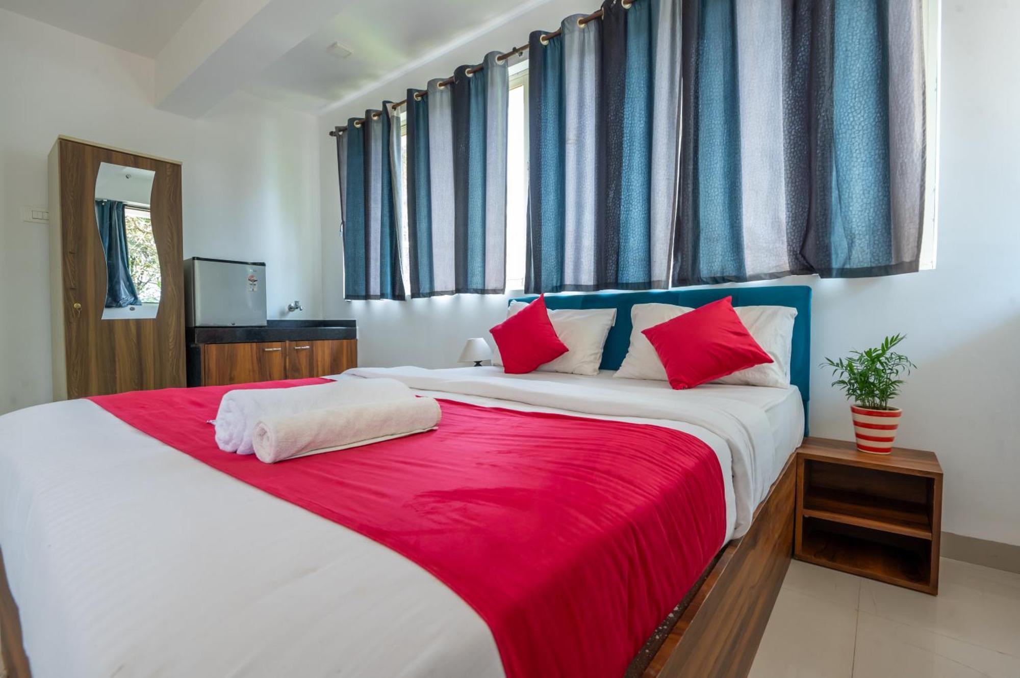 Morjim Sea Waves-Beach Front Hotel Екстер'єр фото