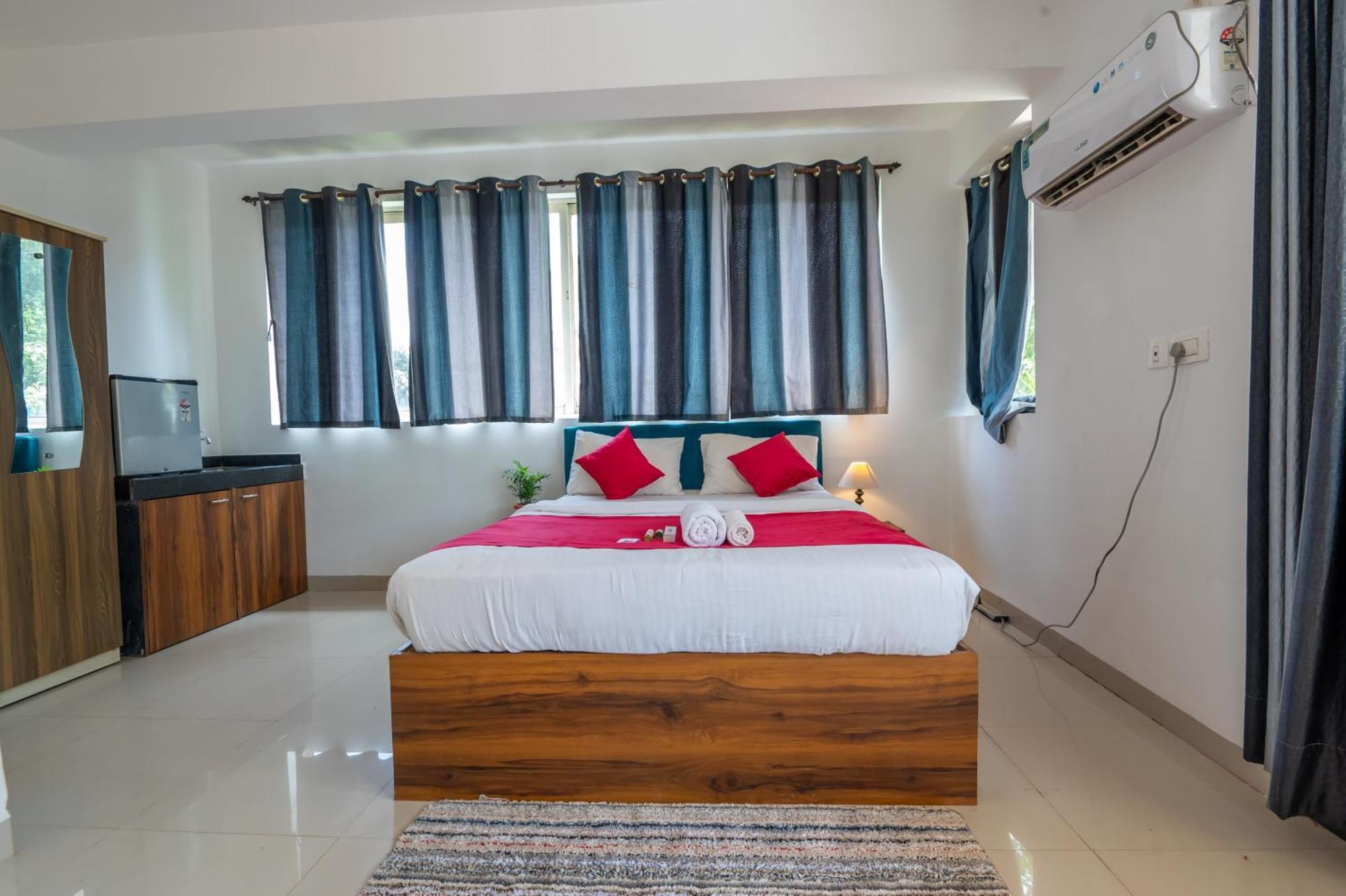 Morjim Sea Waves-Beach Front Hotel Екстер'єр фото