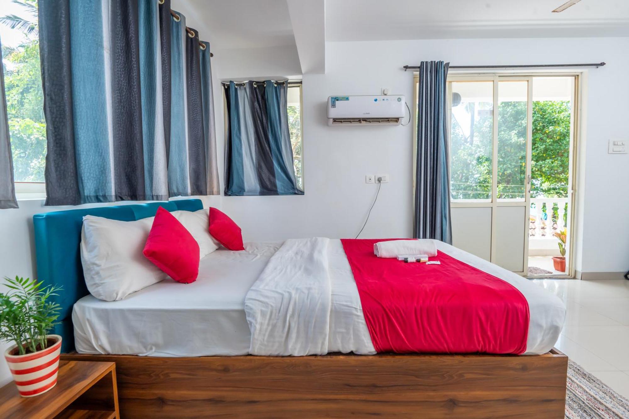 Morjim Sea Waves-Beach Front Hotel Екстер'єр фото