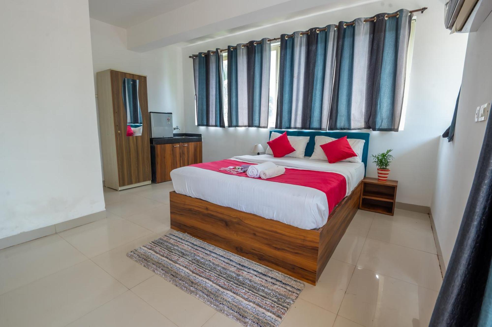Morjim Sea Waves-Beach Front Hotel Екстер'єр фото