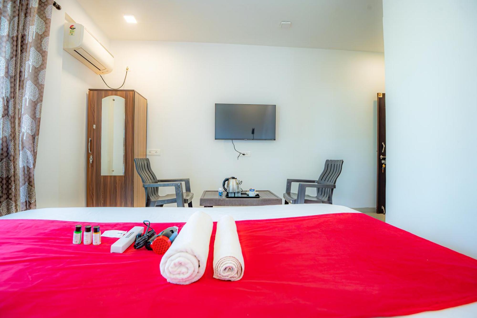 Morjim Sea Waves-Beach Front Hotel Екстер'єр фото