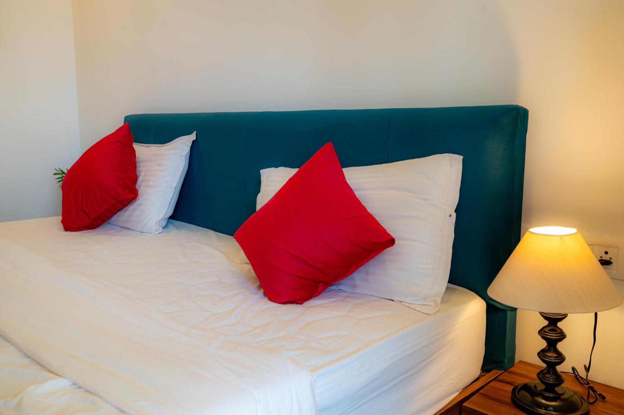 Morjim Sea Waves-Beach Front Hotel Екстер'єр фото