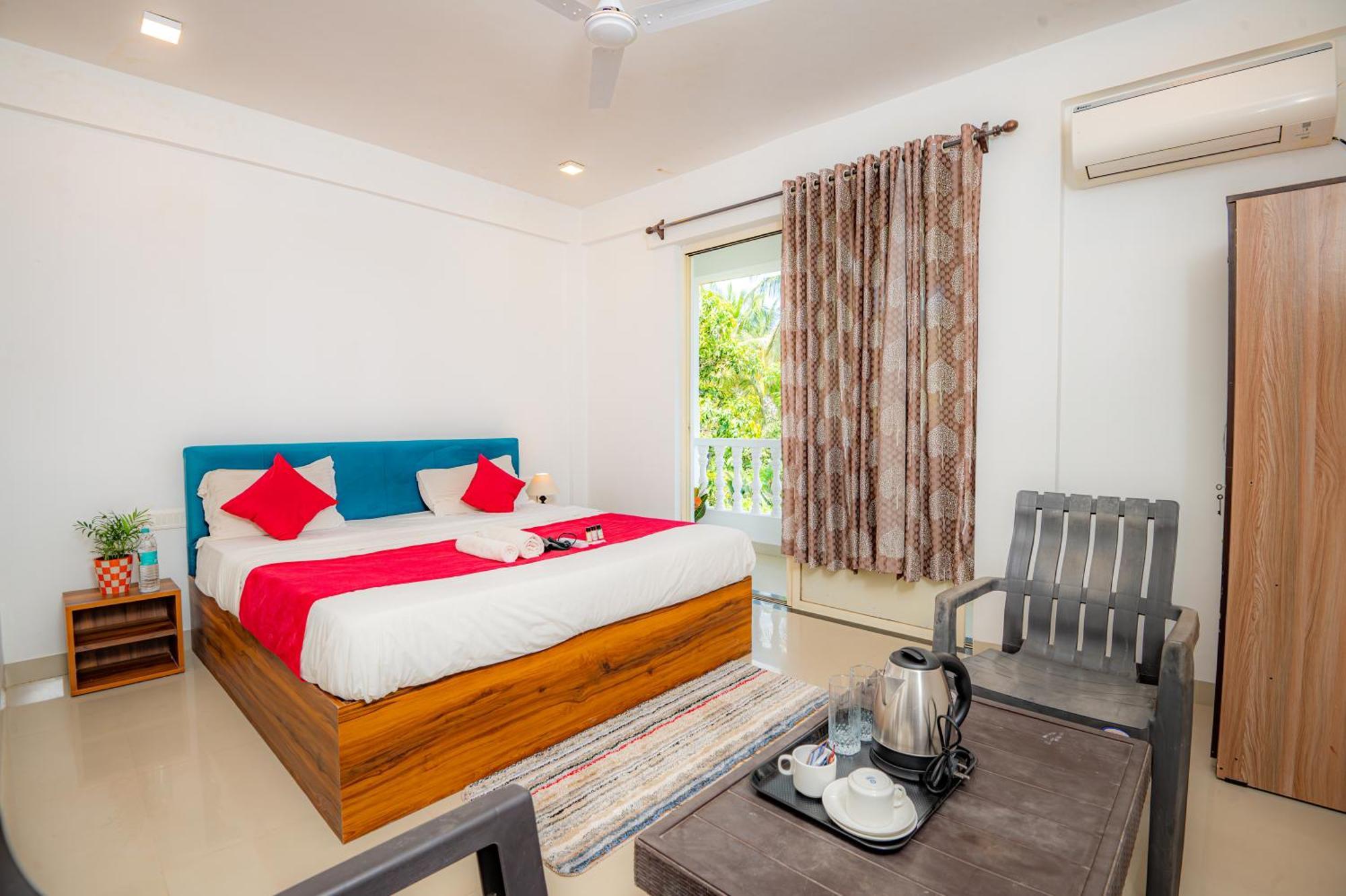 Morjim Sea Waves-Beach Front Hotel Екстер'єр фото