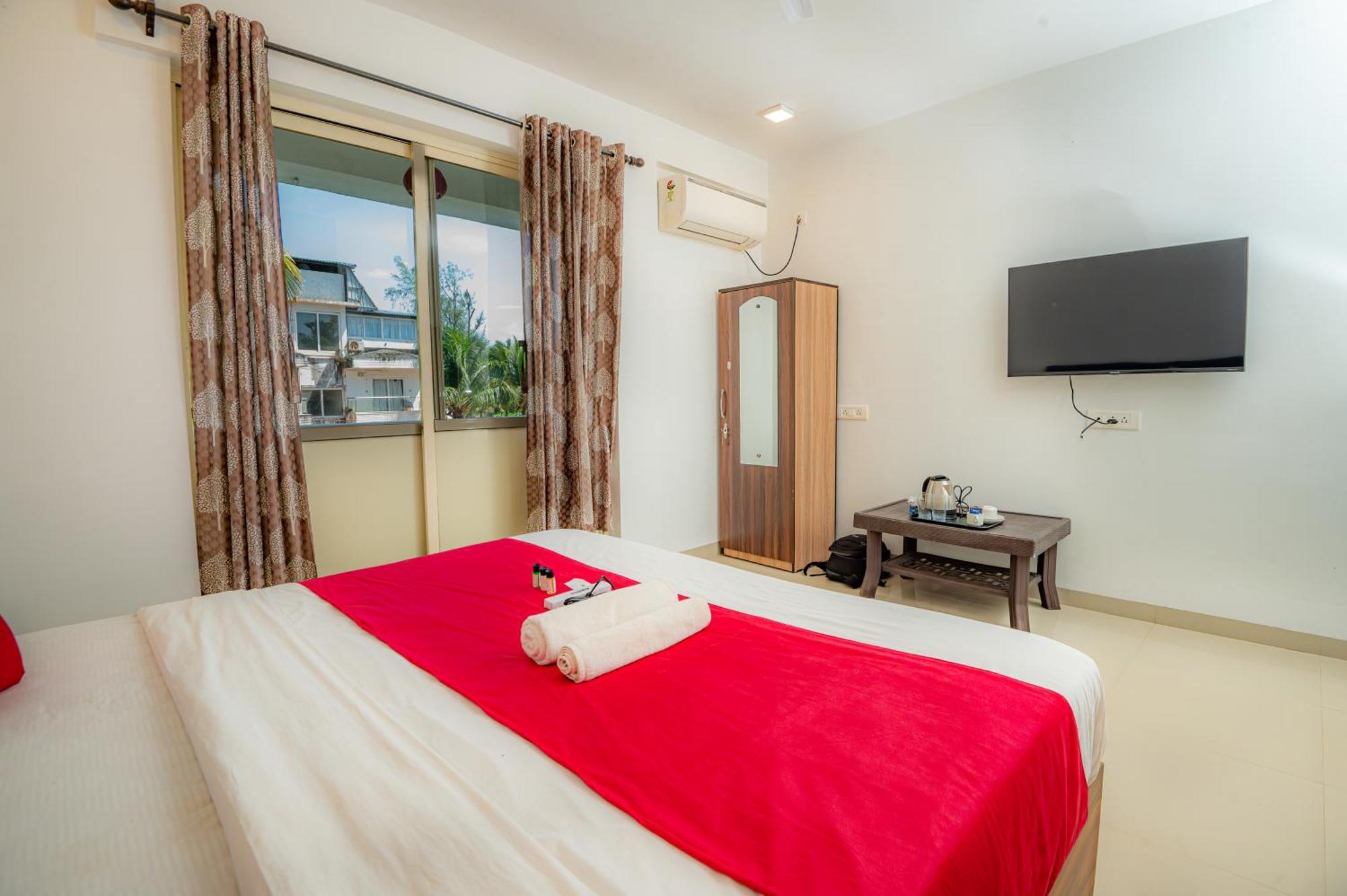Morjim Sea Waves-Beach Front Hotel Екстер'єр фото