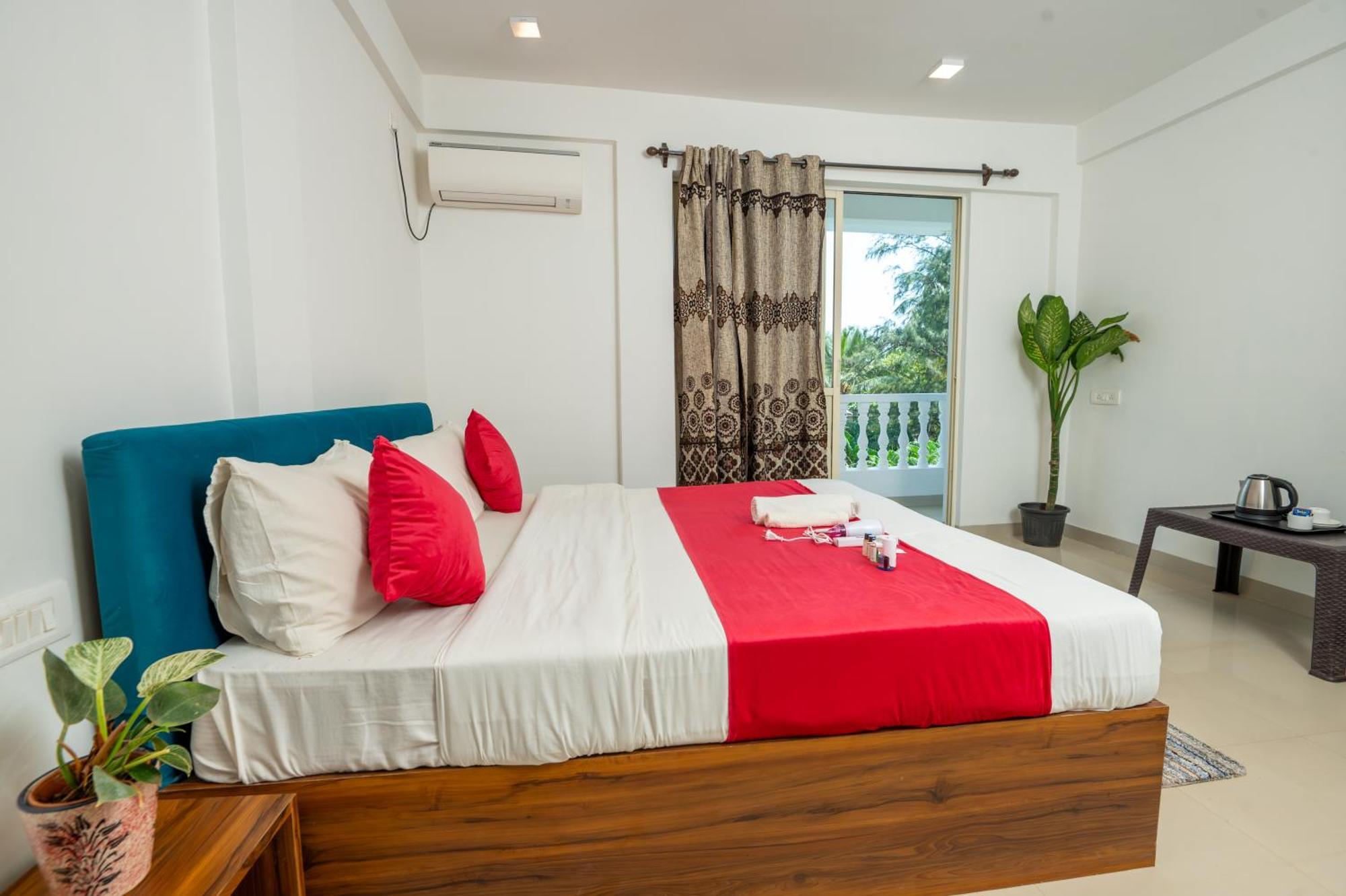 Morjim Sea Waves-Beach Front Hotel Екстер'єр фото