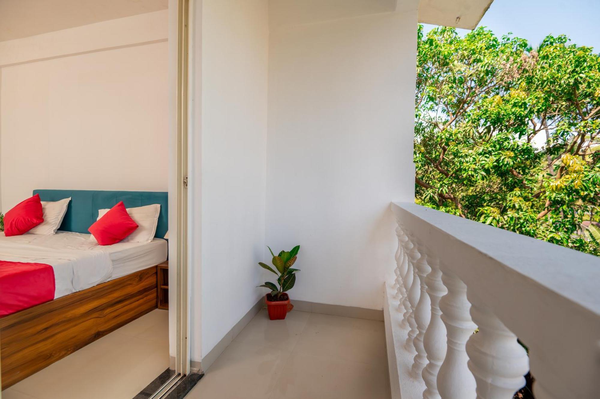 Morjim Sea Waves-Beach Front Hotel Екстер'єр фото