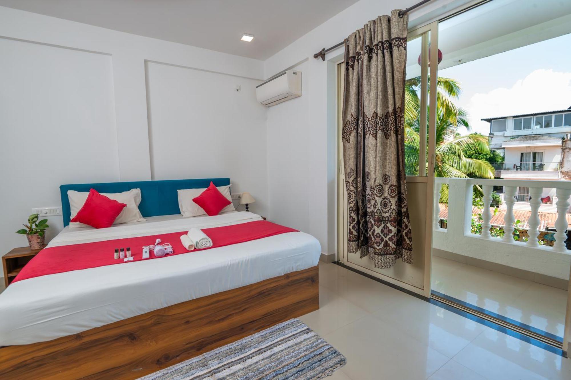Morjim Sea Waves-Beach Front Hotel Екстер'єр фото