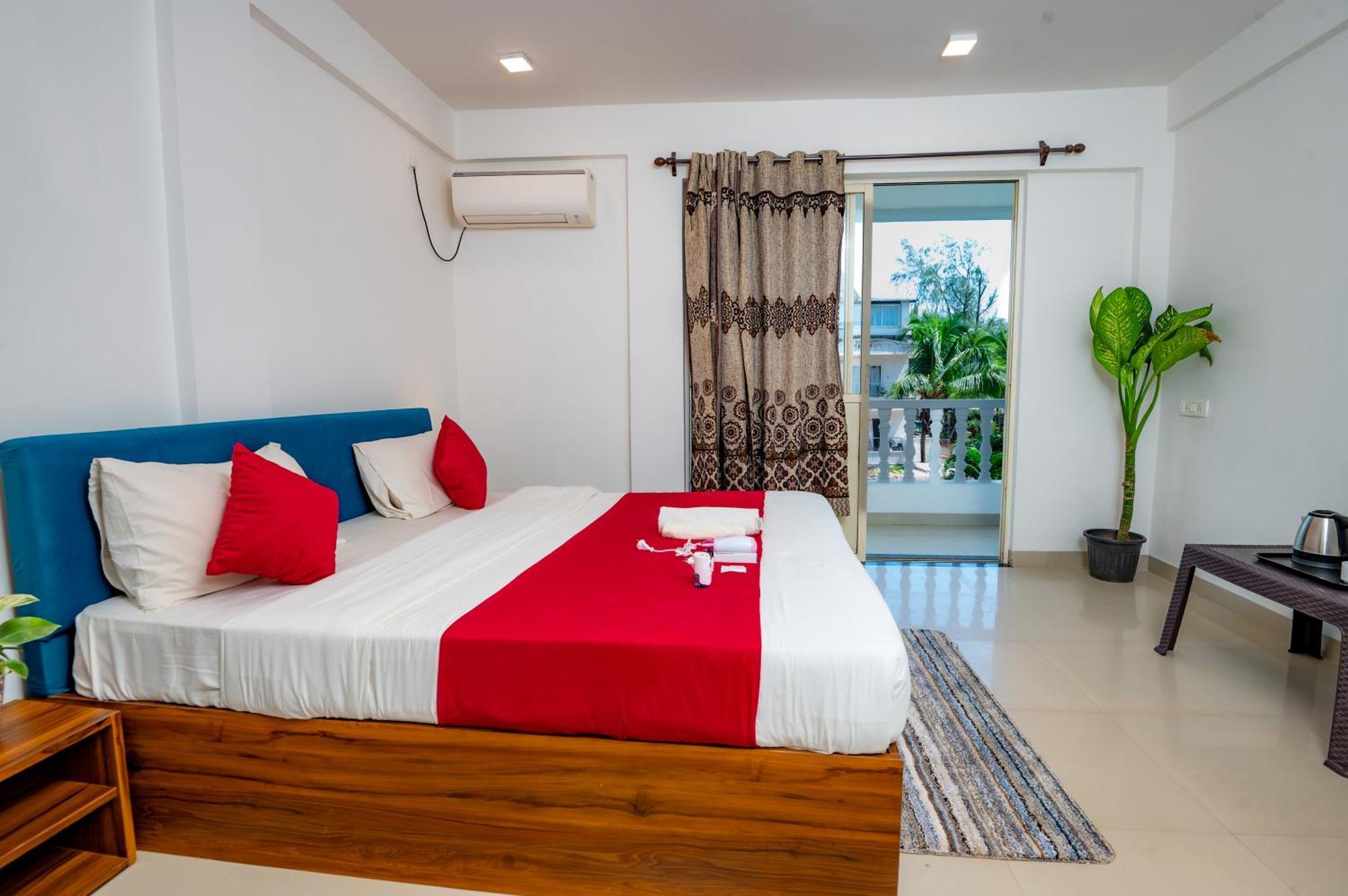 Morjim Sea Waves-Beach Front Hotel Екстер'єр фото