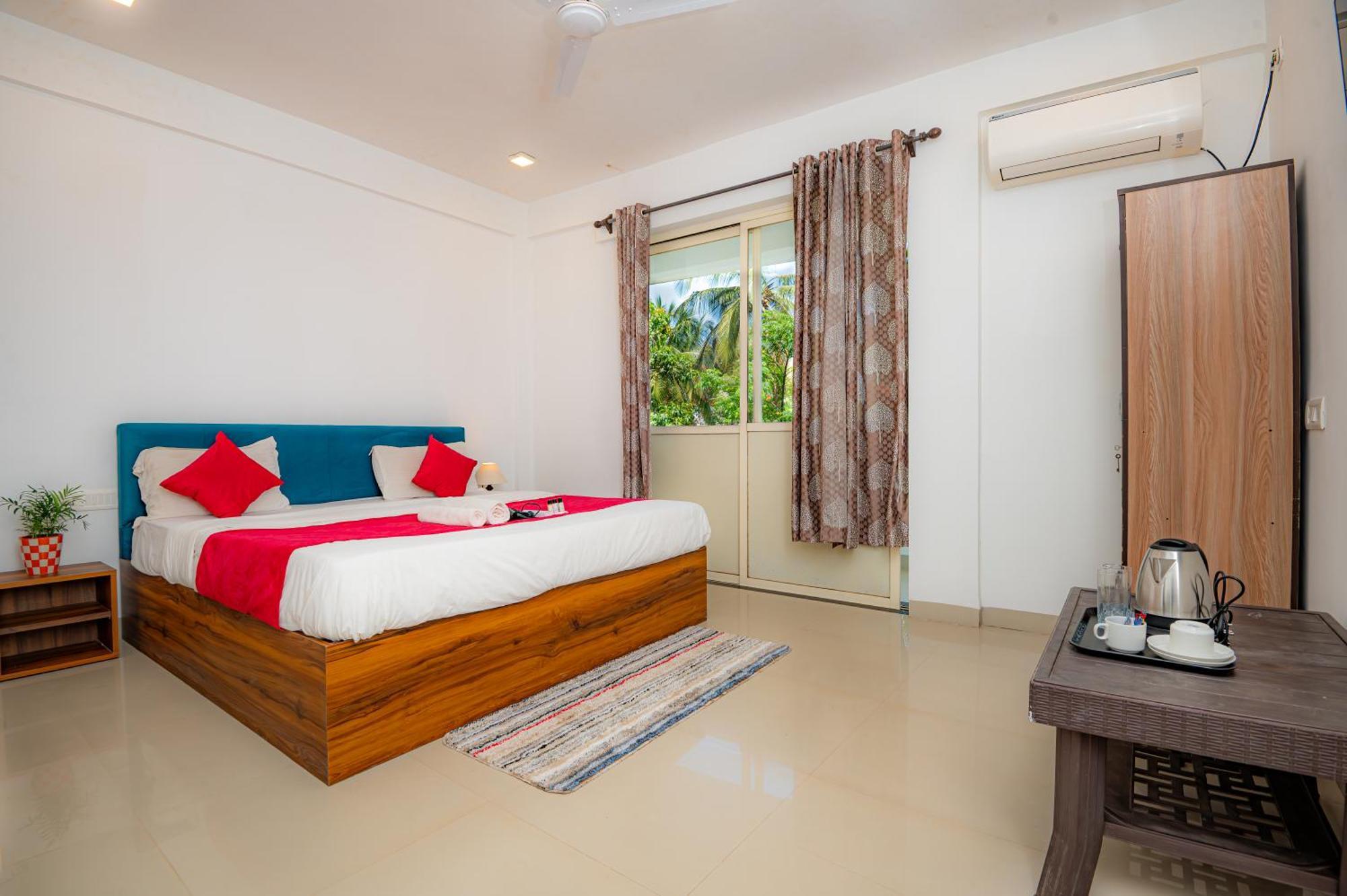 Morjim Sea Waves-Beach Front Hotel Екстер'єр фото