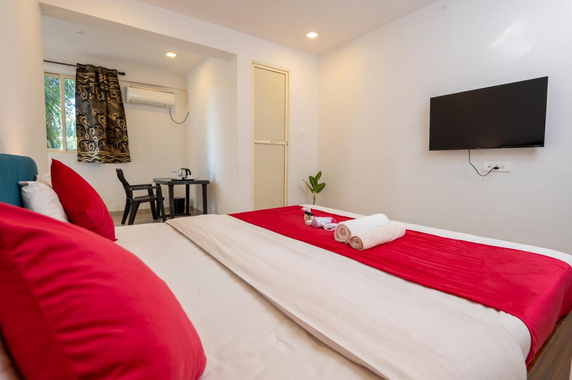 Morjim Sea Waves-Beach Front Hotel Екстер'єр фото