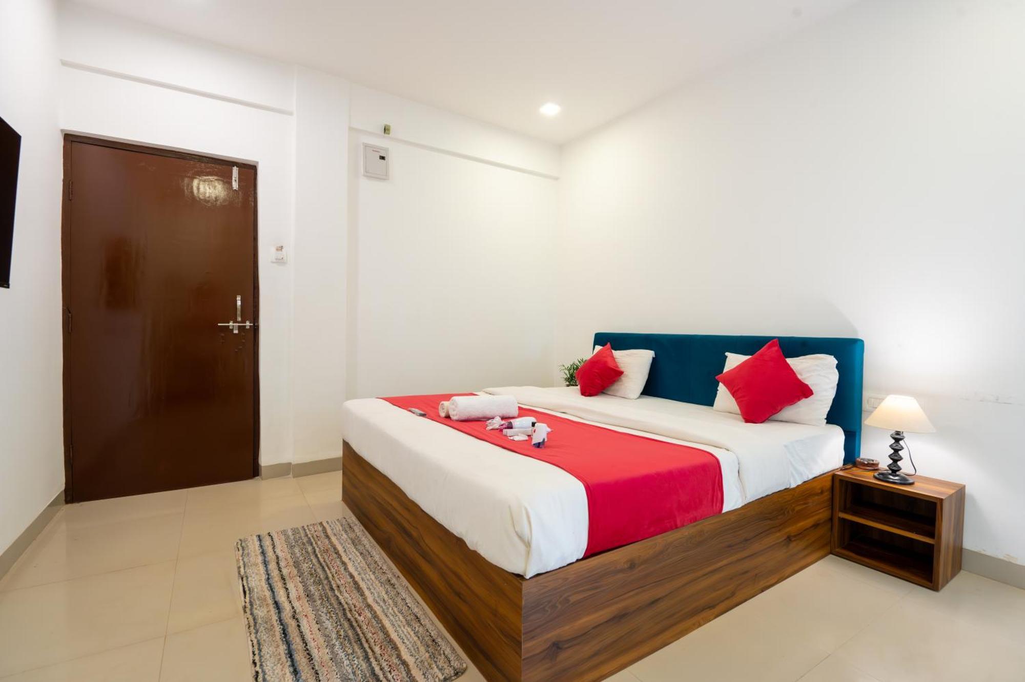 Morjim Sea Waves-Beach Front Hotel Екстер'єр фото