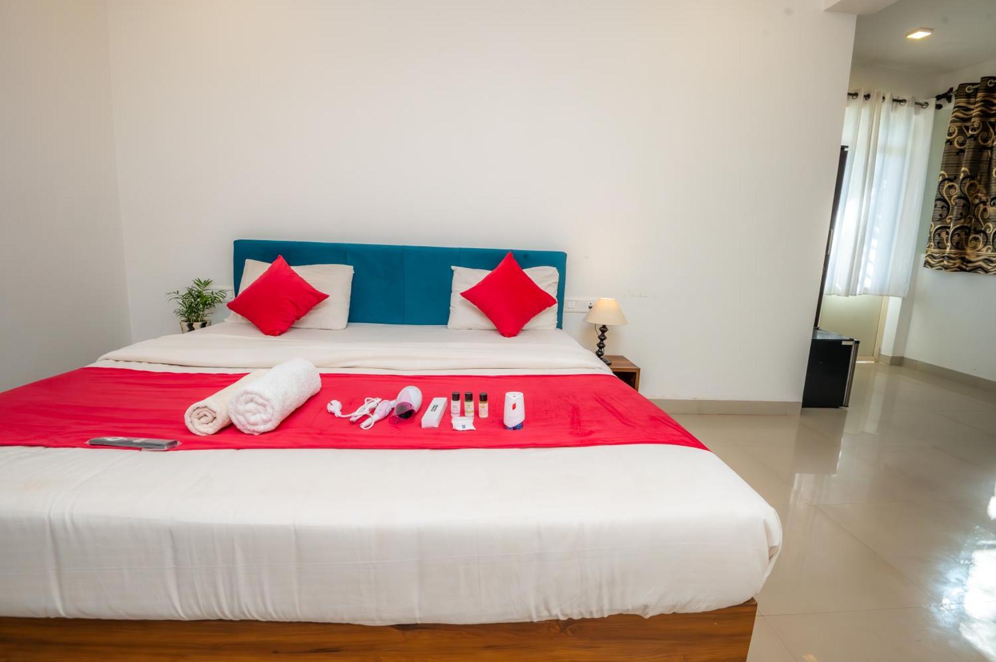 Morjim Sea Waves-Beach Front Hotel Екстер'єр фото