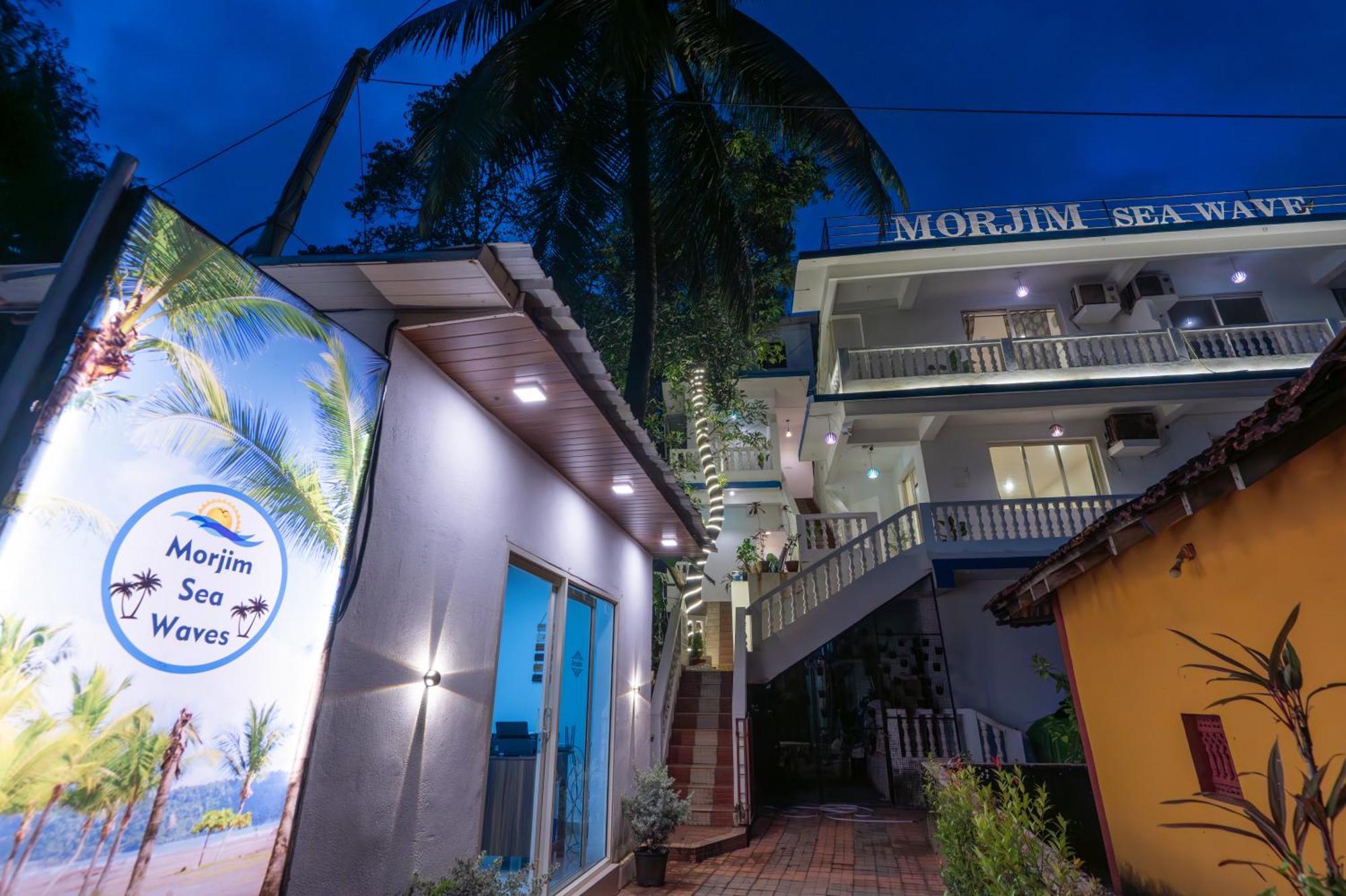Morjim Sea Waves-Beach Front Hotel Екстер'єр фото