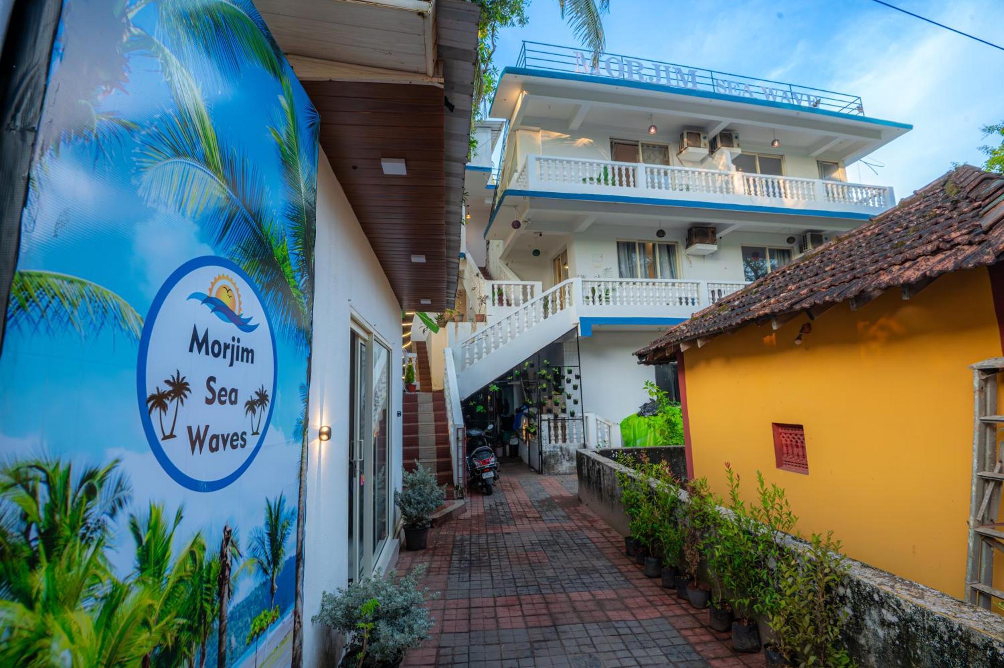 Morjim Sea Waves-Beach Front Hotel Екстер'єр фото
