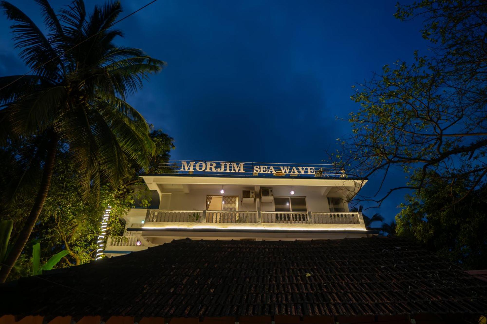 Morjim Sea Waves-Beach Front Hotel Екстер'єр фото
